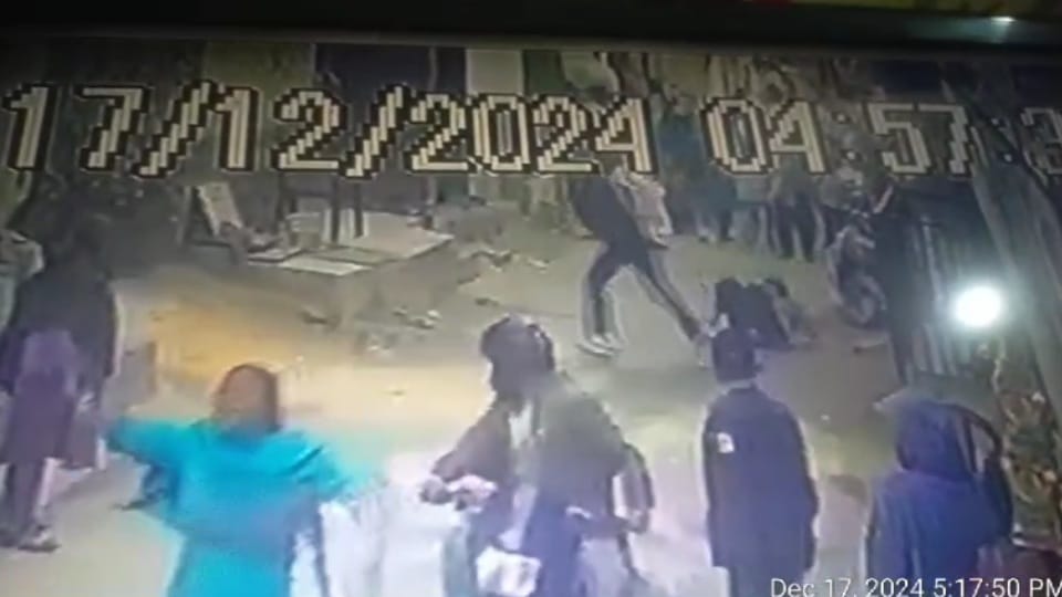Lover attack on woman with knife both live in relationship accused absconding video gose viral