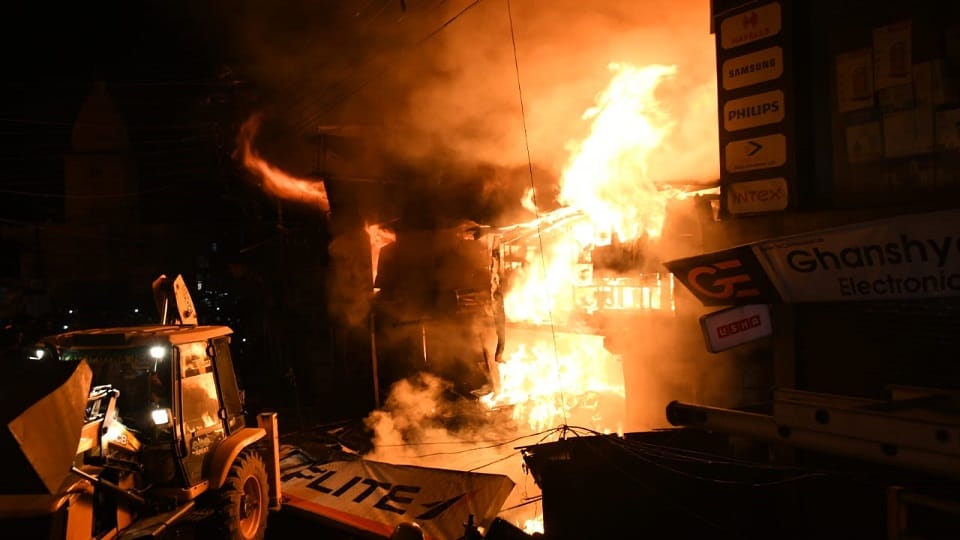 Instructions for magisterial inquiry into fire case in Haldwani Naya Bazaar