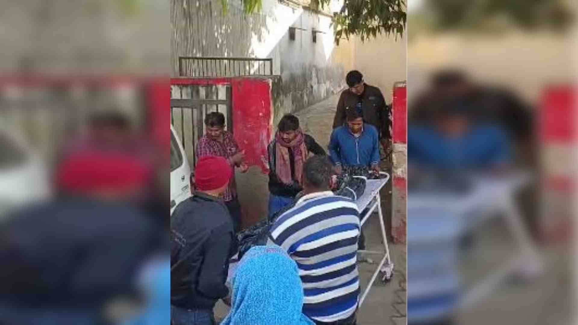 हादसे के बाद शव को ले जाते परिजन।