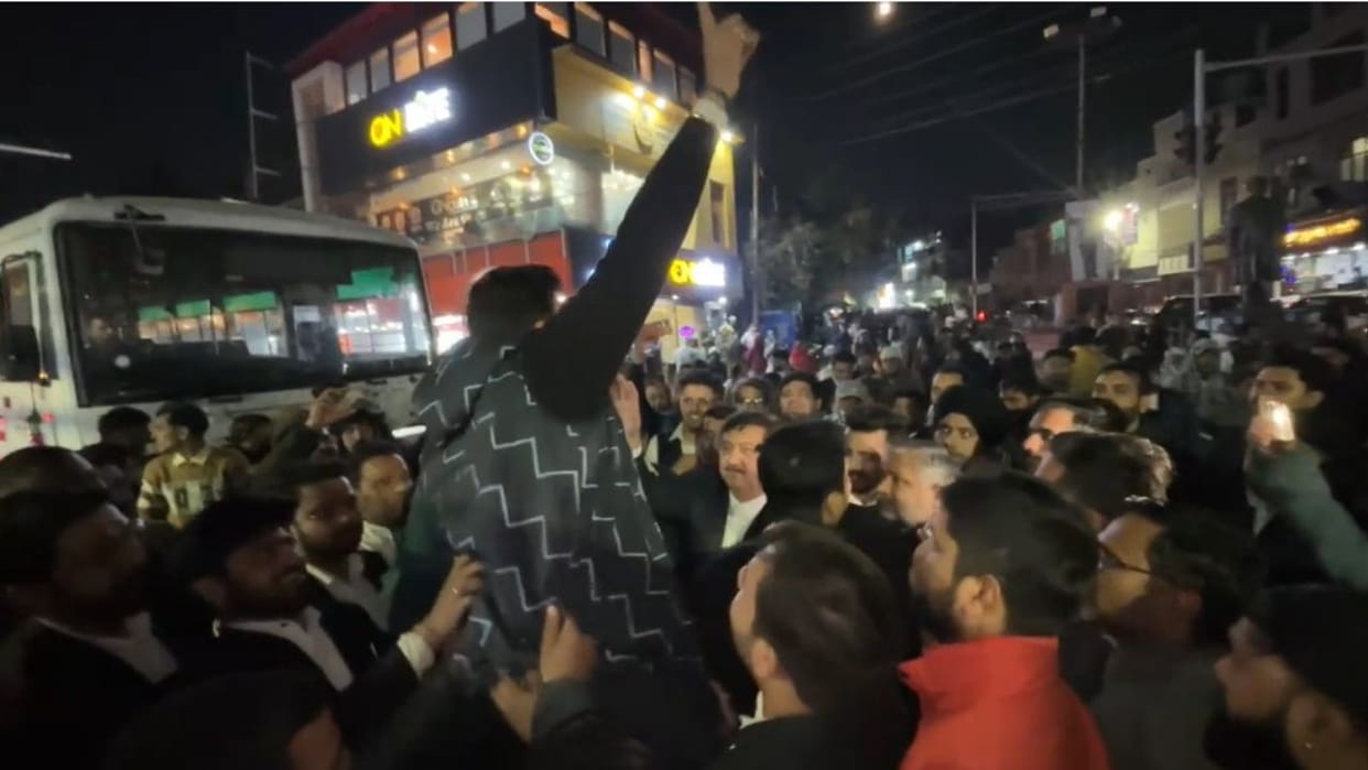 Jammu News: Lawyers protest against misbehavior of traffic policeman, officials suspend ASI