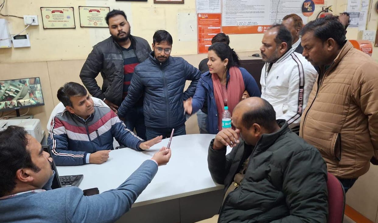 A scuffle broke out between customer and the manager who had gone to do RTGS  BJP leader got settlement done