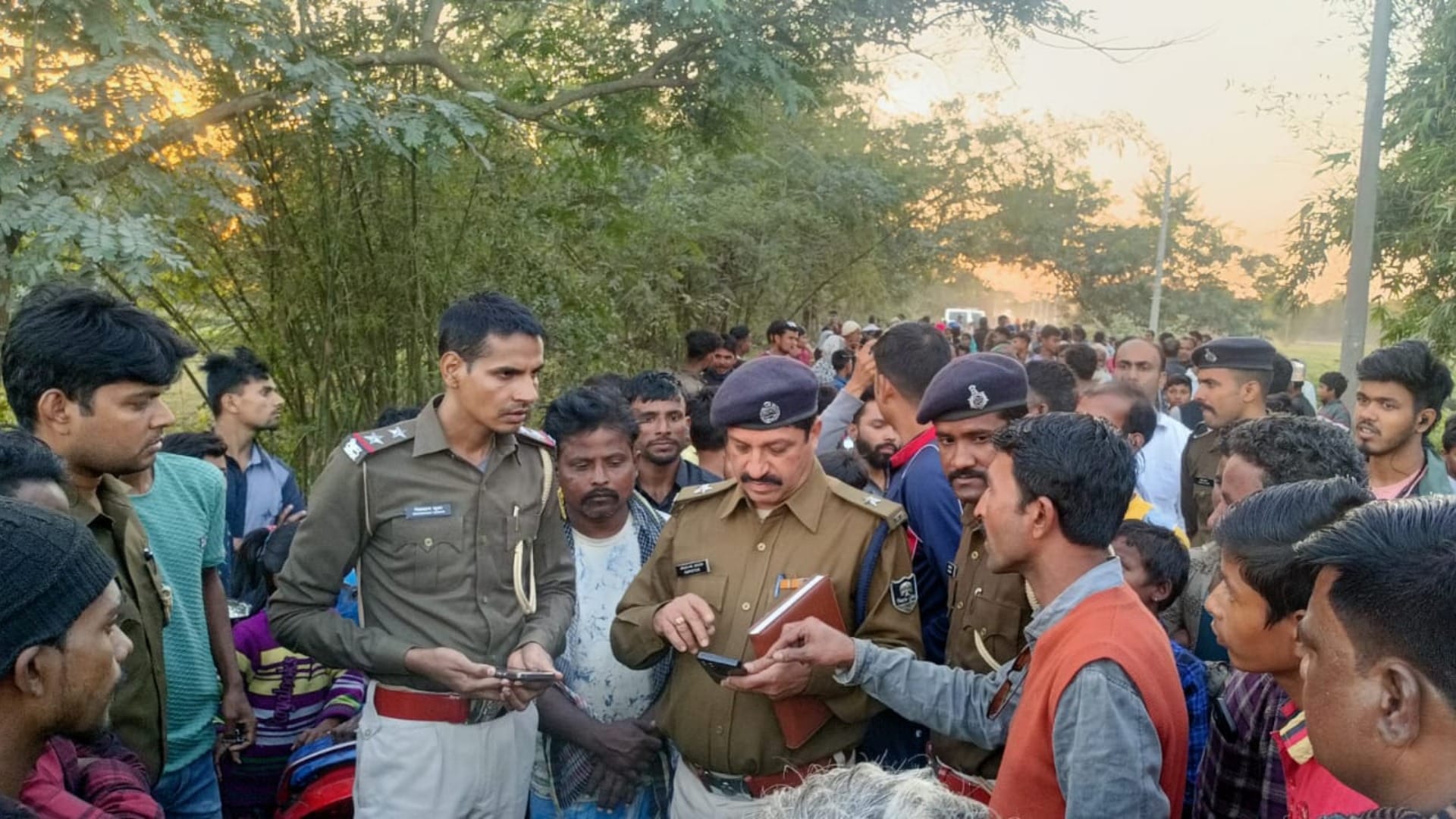 Kishanganj News: Rs 6.50 lakh looted from businessman at gunpoint, criminals fired and also assaulted victim