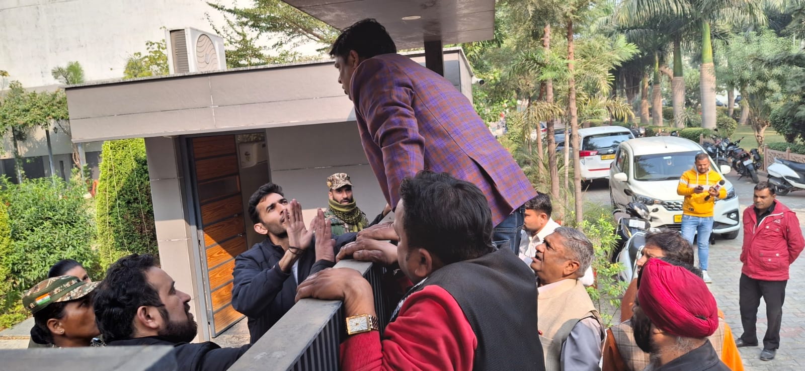 IT Raid lasted two days at Kamal Thakurs place in Meerut, team took cash, gold coins, no relief to parteners