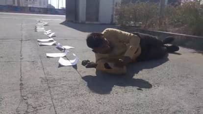 person reached Mandsaur DM office rolling on ground with copies of applications accused of corruption