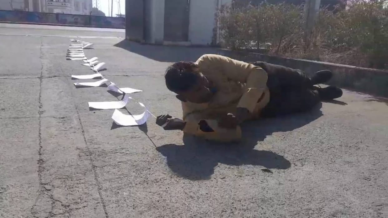 person reached Mandsaur DM office rolling on ground with copies of applications accused of corruption