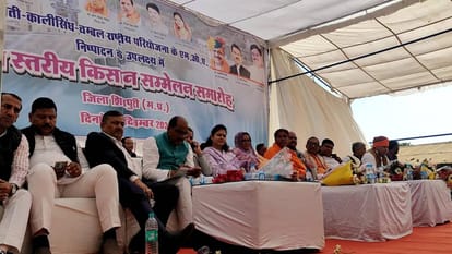 समारोह में मौजूद लोग