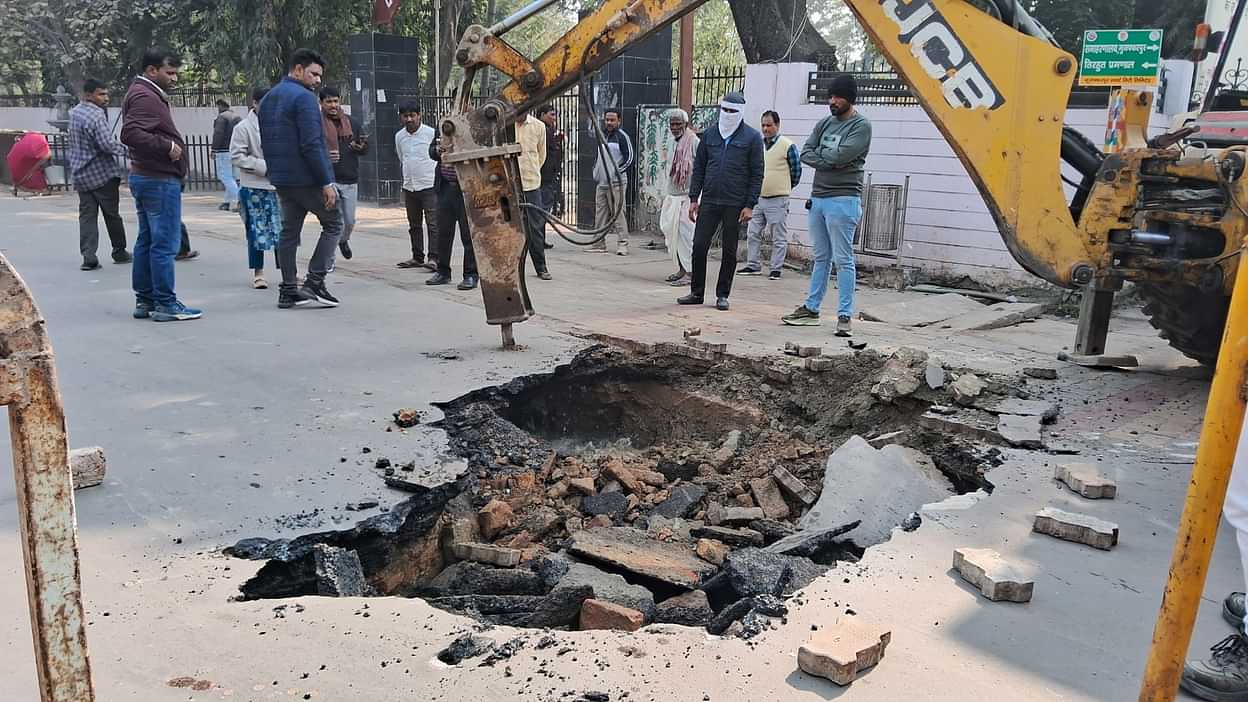 Muzaffarpur News: Road Collapsed In Front Of Main Gate Of Commissioner's  Office, Smart City Project Failed - Amar Ujala Hindi News Live - Bihar:अब  आयुक्त कार्यालय के मुख्य द्वार के सामने धंसी