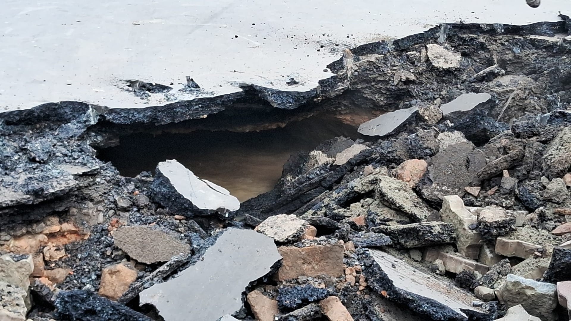 Muzaffarpur News: Road collapsed in front of main gate of Commissioner's Office, Smart City project failed