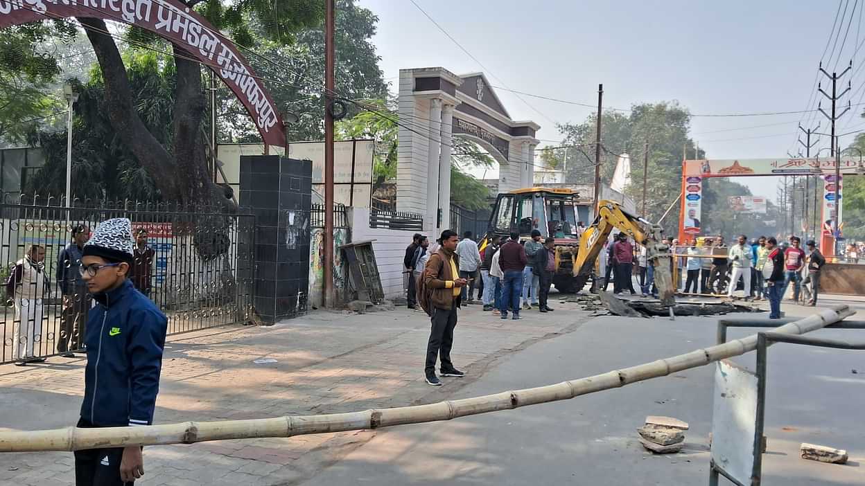 Muzaffarpur News: Road Collapsed In Front Of Main Gate Of Commissioner's Office, Smart City Project Failed - Amar Ujala Hindi News Live - Bihar:अब आयुक्त कार्यालय के मुख्य द्वार के सामने धंसी