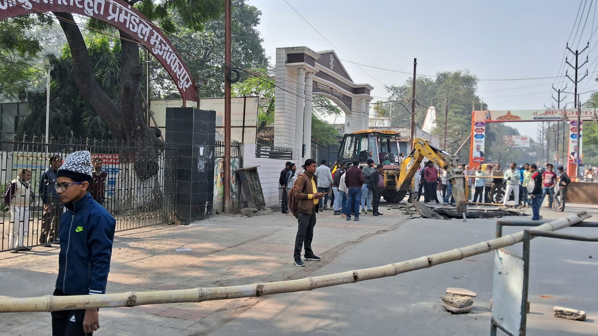 Muzaffarpur News: Road collapsed in front of main gate of Commissioner's Office, Smart City project failed