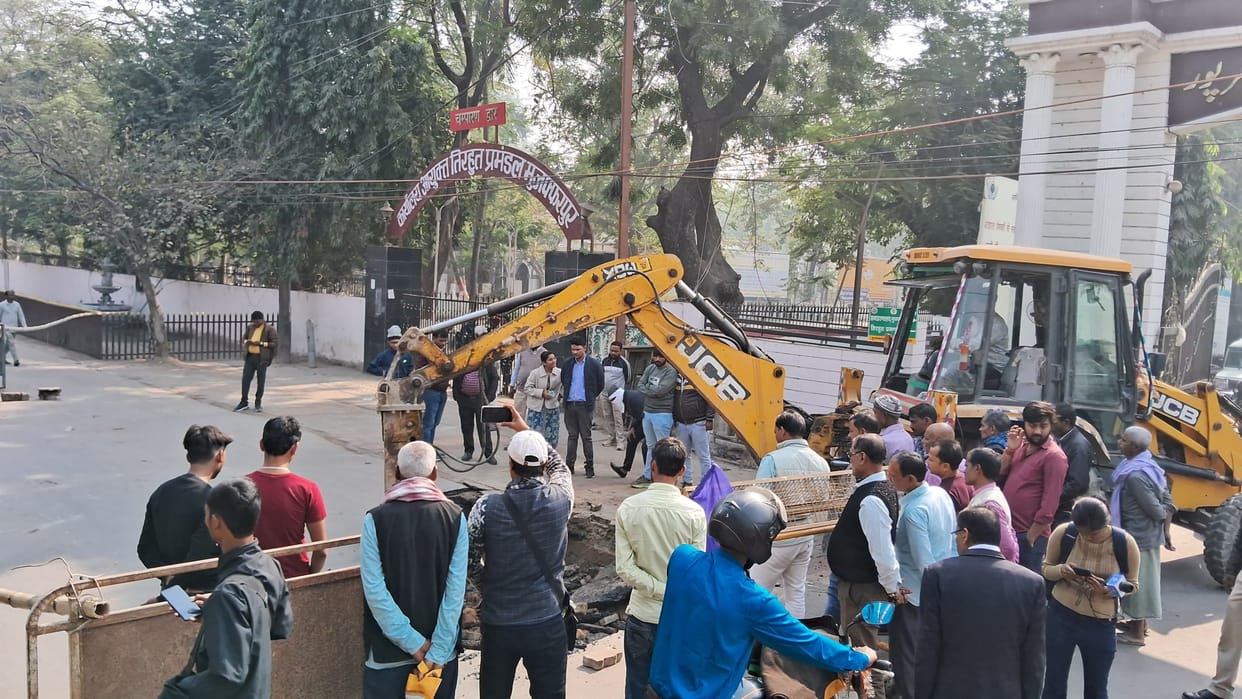 Muzaffarpur News: Road collapsed in front of main gate of Commissioner's Office, Smart City project failed