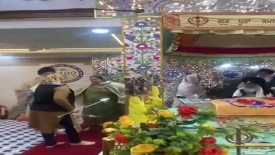 पटियाला में गुरुद्वारा साहिब में भिड़ी महिलाएं।