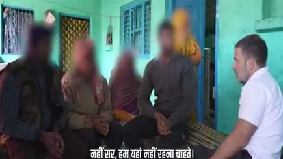 राहुल गांधी परिवार से बातचीत करते हए