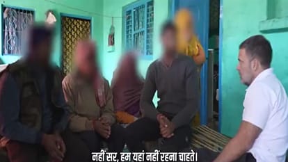 राहुल गांधी परिवार से बातचीत करते हए