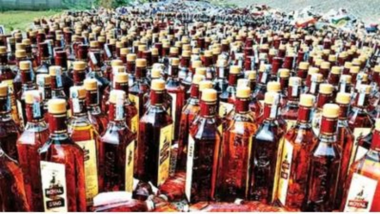 Sirohi News: Illegal liquor worth Rs 8.76 lakh reached Gujarat by dodging the police for the second time, two