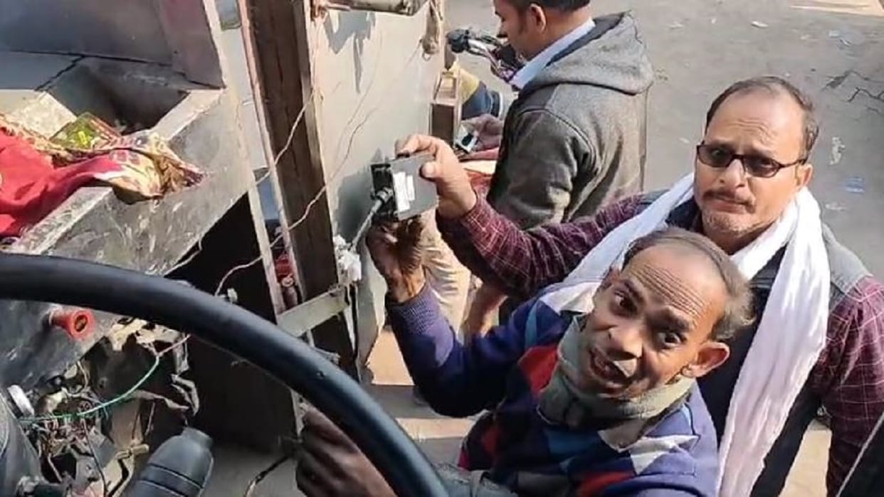 Work of installing GPS in roadways and contracted buses in shahjahanpur