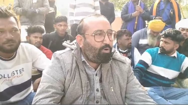 Fatehabad: जाखल में पुलिस पर नशे के साथ पकड़े गए युवकों को छोड़ने के आरोप, थाने के बाहर बैठे सरपंच व ग्रामीण