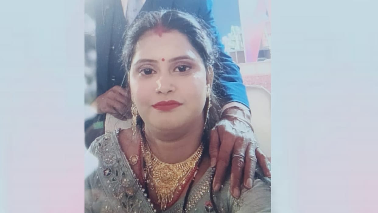 A woman's dead body found hanging in vajeerganj Lucknow.