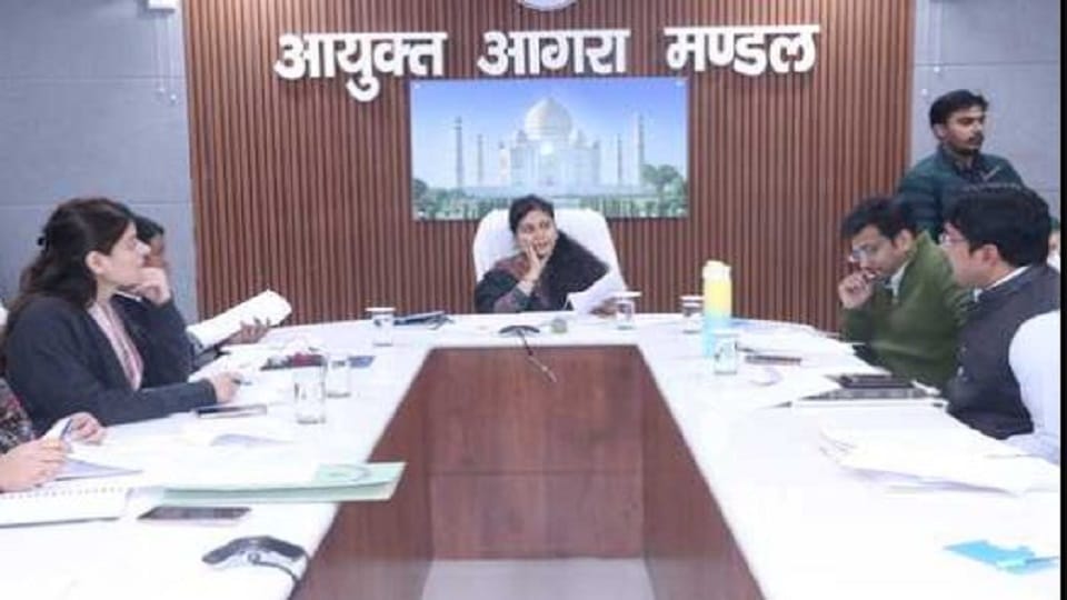 Divisional Commissioner reviewed the preparations for Taj Mahotsav