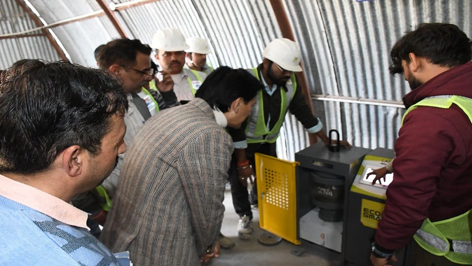 Commissioner Deepak Rawat inspected the construction site of Jamrani Dam
