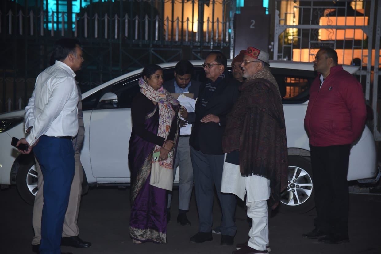 UP: Pallavi Patel sat on strike outside the House, made serious allegations, said- promotion was given with Rs