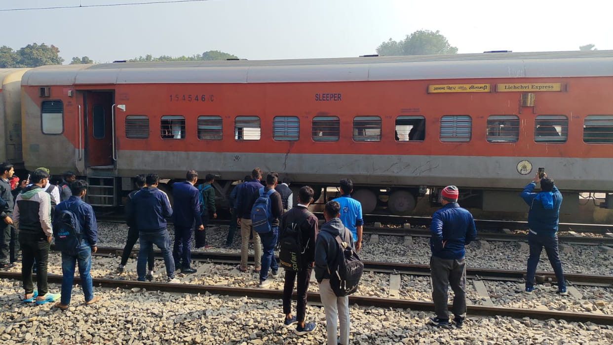 Smoke came out from the wheel of Lichchavi Express in Deoria, yesterday it came out in Mathura Chapra Express.