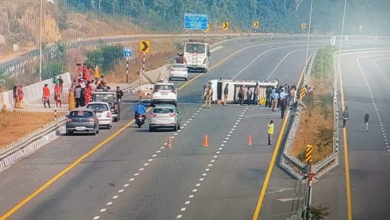 Many injured in an bus accident in Amethi.