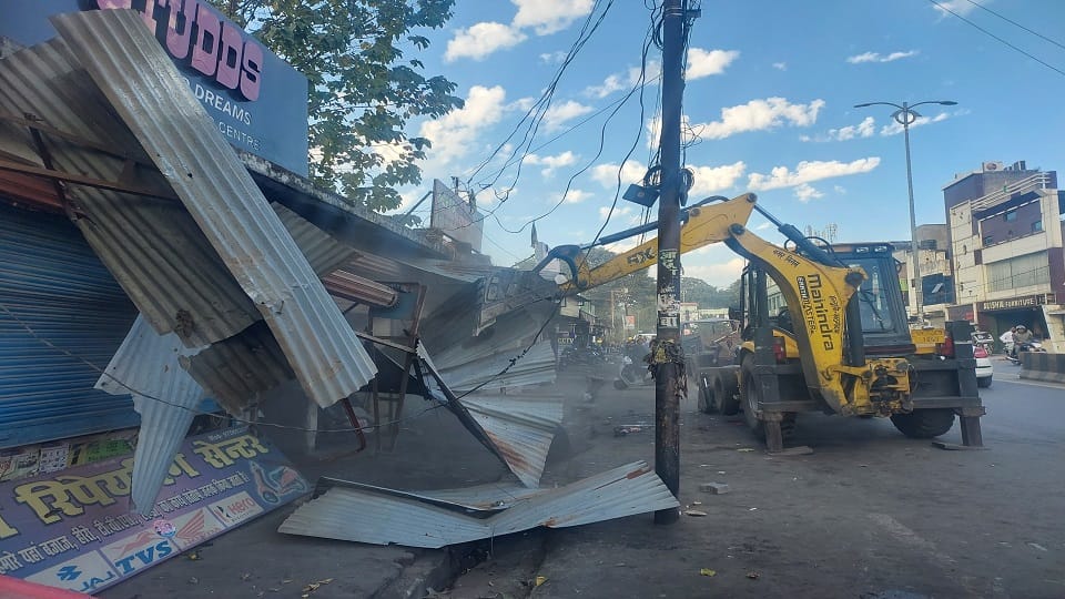Municipal Corporation bulldozer broke the roofs of 28 service centers in haldwani