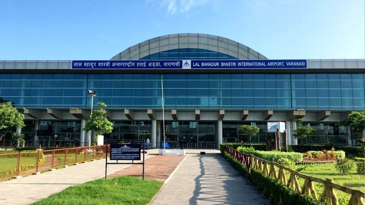 वाराणसी एयरपोर्ट: रनवे पर डेब्रिस से मचा हड़कंप, दो घंटे थमी विमानों की आवाजाही; कई उड़ानें हुईं डायवर्ट