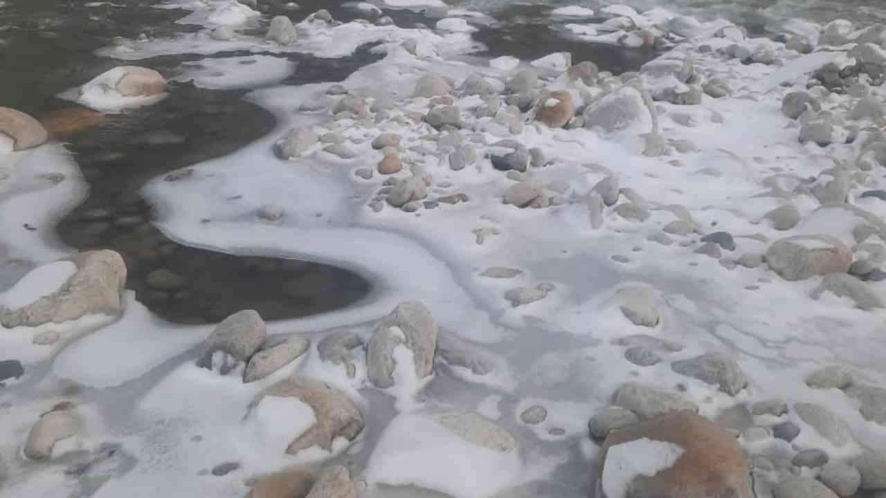 Dry cold Bhagirathi river starts freezing in Gangotri iron pipes of water supply burst in Harsil Uttarakhand