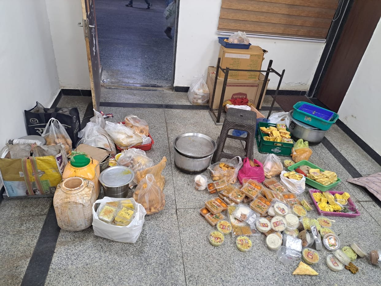 Bhopal: Stale idlis and samosas being sold at Bhopal station, caught during surprise inspection, spoilt food i