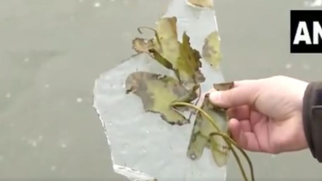 Jammu Kashmir Weather: Severe winter in Srinagar, layer of ice on water ponds, temperature reached -5°C.