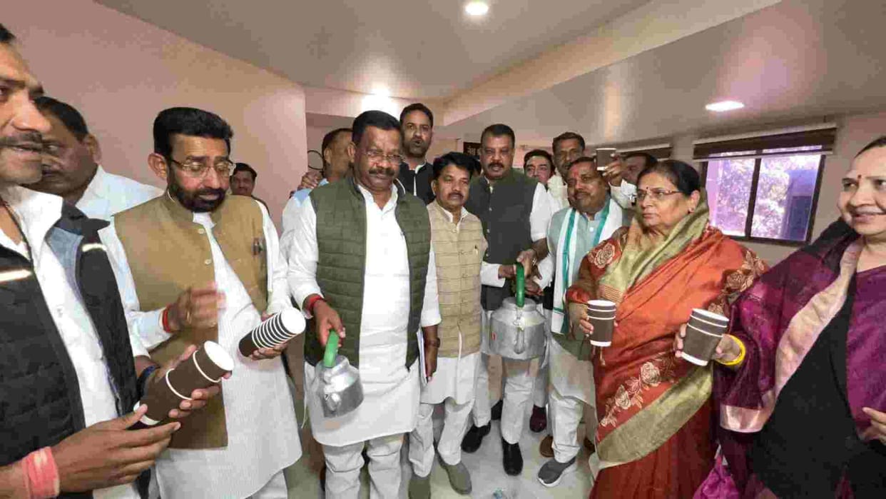 Congress MLAs staged a unique protest at MP assembly with a tea kettle