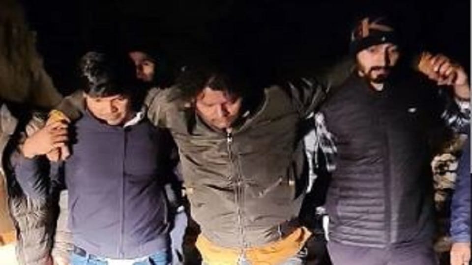 Two criminals arrested in encounter, one shot in the leg