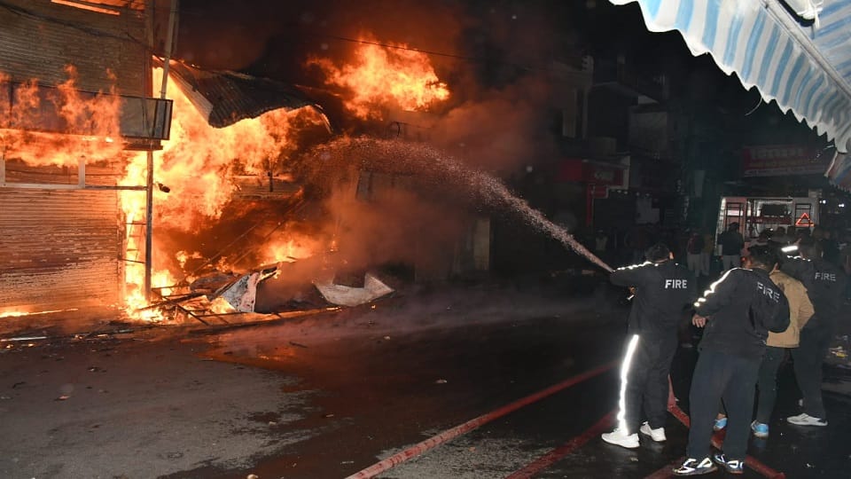 AE and JE did not receive the phone even after the news of shops being burnt in haldwani naya bazaar