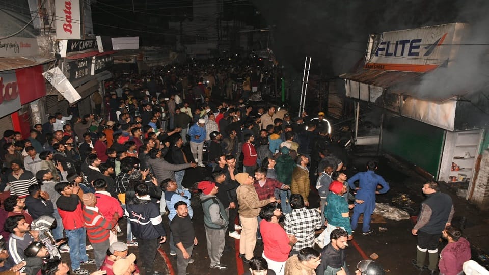 AE and JE did not receive the phone even after the news of shops being burnt in haldwani naya bazaar