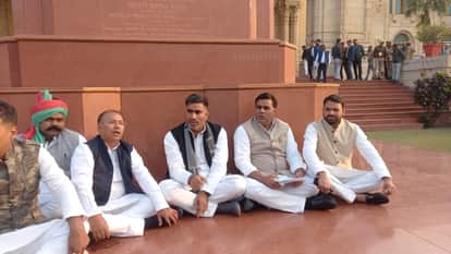 सपा नेता अतुल प्रधान विधान भवन में चौधरी चरण सिंह की प्रतिमा के सामने धरने पर बैठे।