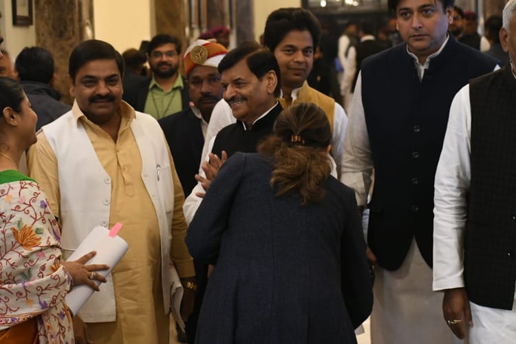 यूपी विधानसभा:  बिजली के निजीकरण पर सत्ता और विपक्ष में रार, डिप्टी सीएम ने खाद्य आयोग के गठन का किया ऐलान