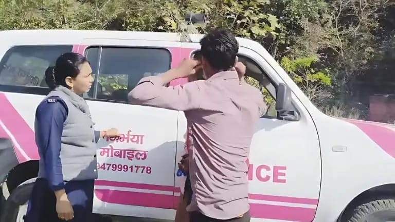मजनुओं से लगवाई उठक बैठक