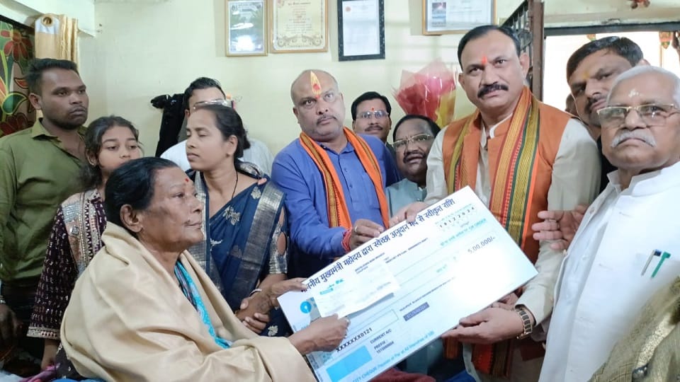 Health Minister Shyam Bihari Jaiswal visited Padma Shri Teejan Bai in Durg