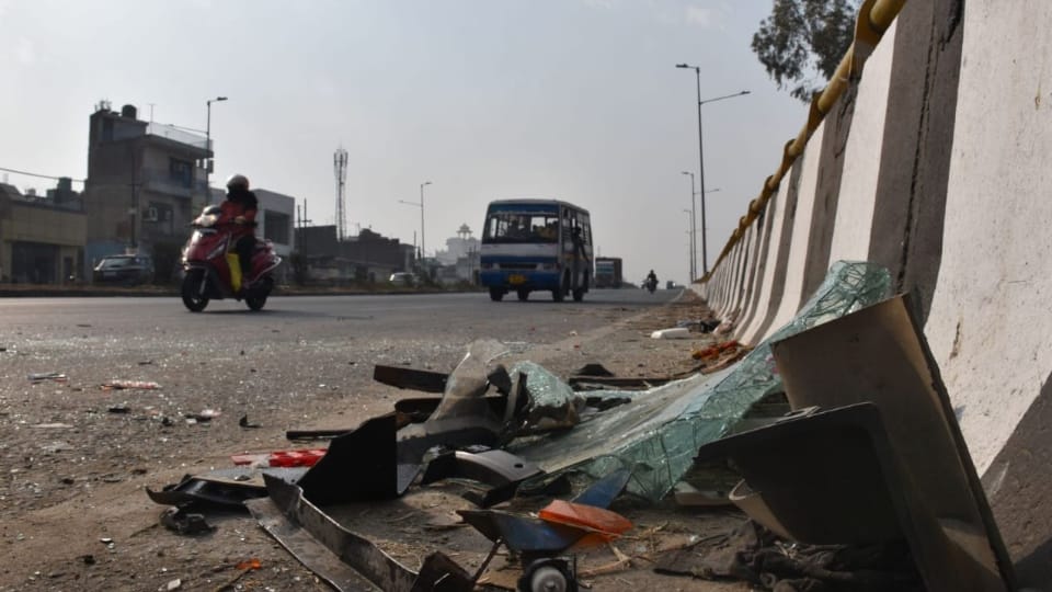 Husband and wife along with two daughters died in a collision with chairman Bolero in moradabad