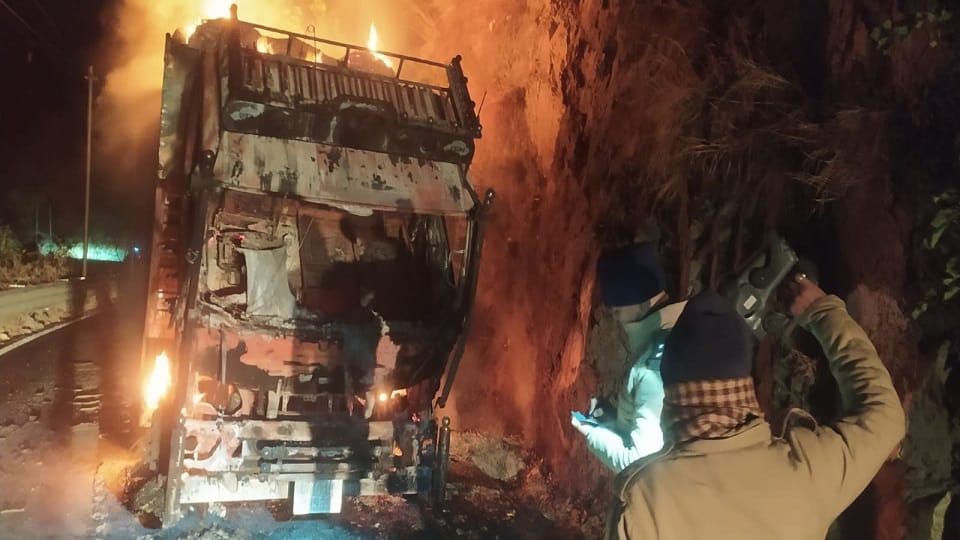 A fire broke out in a canter filled with junk in garampani nainital