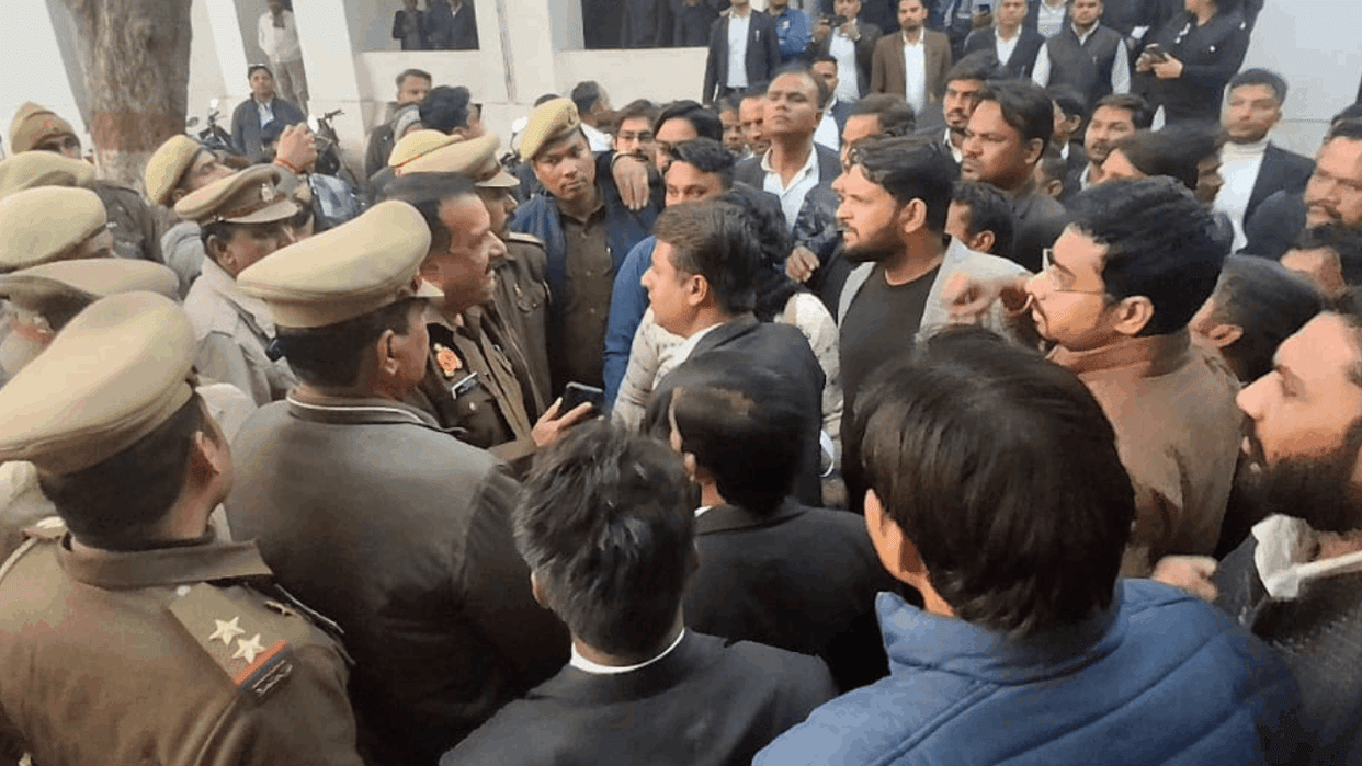 Ruckus between lawyers and police in Bulandshahr up news hindi