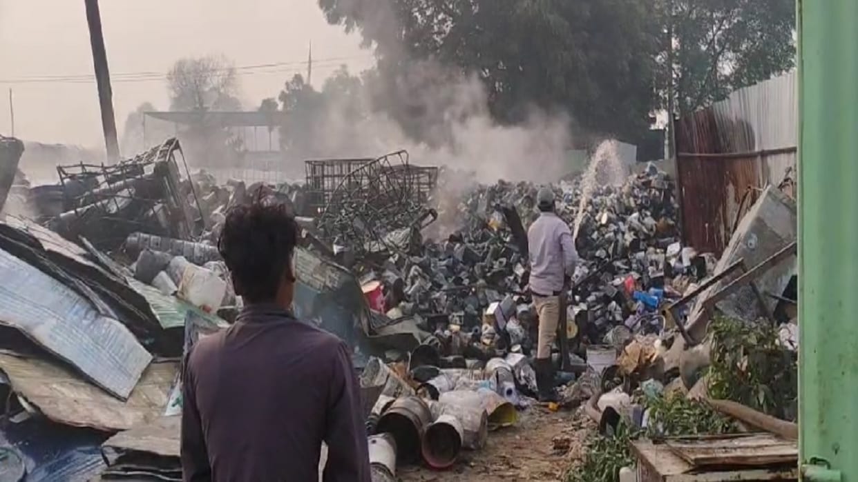 Fire broke out in a junk warehouse in Bawal, Rewari due to short circuit, fire brigade brought it under contro