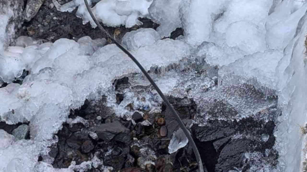 Dry cold Bhagirathi river starts freezing in Gangotri iron pipes of water supply burst in Harsil Uttarakhand