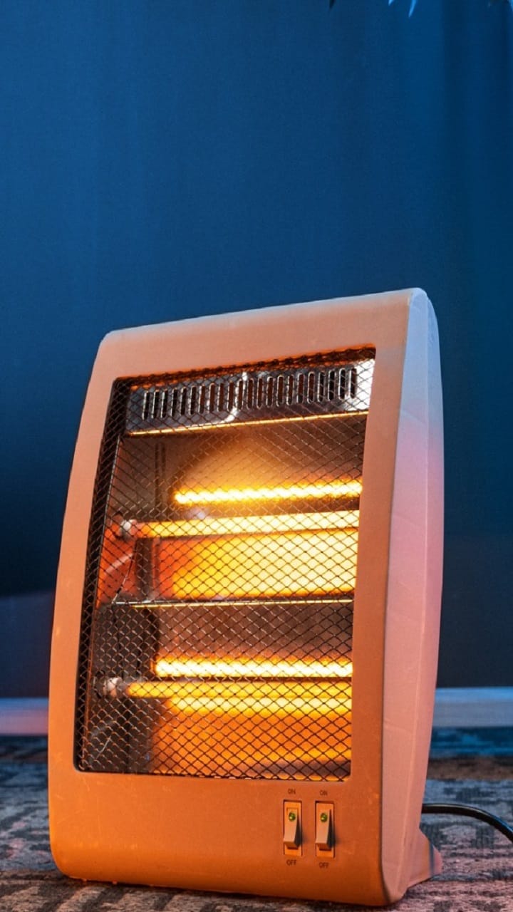 An elderly man suffocated while sleeping with a heater on, died during treatment