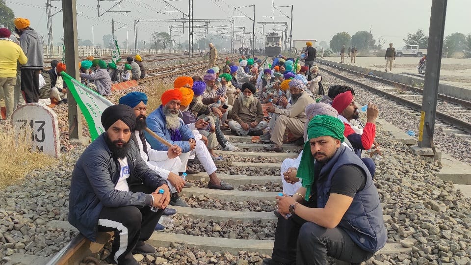 सरहिंद माधोपुर रेलवे ट्रैक पर धरने पर बैठे किसान।