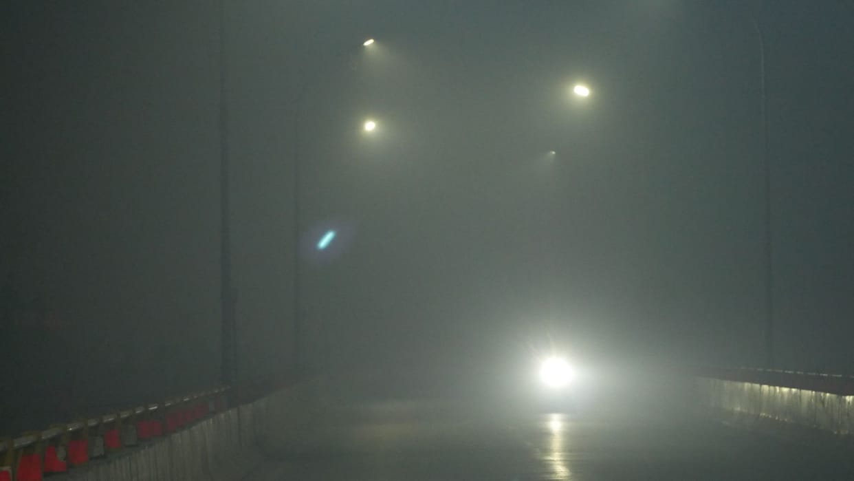 Weather Update Fog knocks in varanasi humidity air reduces effect sunlight cold increases at night
