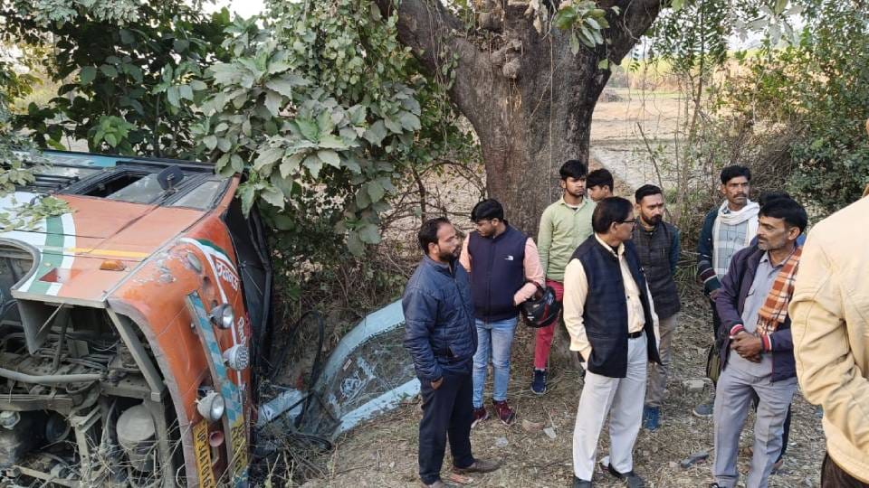 roadways bus carrying 36 passengers overturned in Sitapur seven people seriously injured