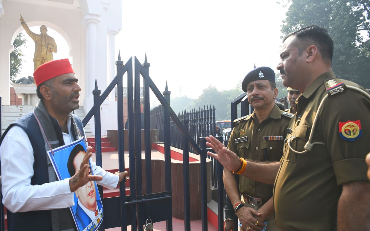 UP: Ambedkar's photo fell from the hands of SP MLC, Ambedkar's issue dominated in both the houses, Question Ho